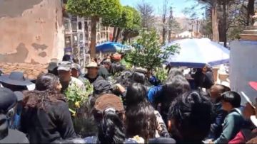 Miles de personas visitan a sus seres queridos en el Cementerio General de Potosi