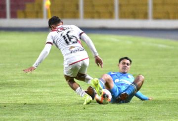 Andrés Torrico es derribado por un rival.