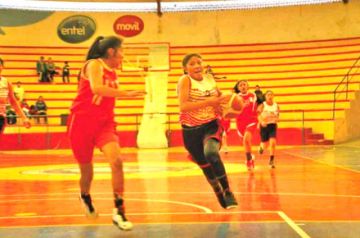 El coliseo 10 de Noviembre alberga la Copa Bolivia U-16 damas nivel A de básquet