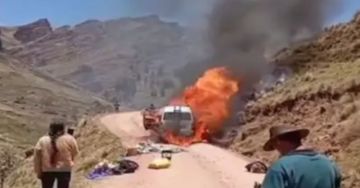 Pasajeros logran escapar ilesos tras incendio de minibús en Cochabamba