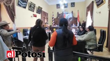 Mujeres interrumpieron a golpes la última sesión del Concejo Municipal