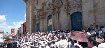 Más de un millar de estudiantes rinden su homenaje a Potosí al ritmo de zampoñas