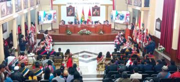 La sesión de honor fue en el hemicilo de la Asamblea Legislativa Departamental.