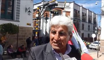 Esperan con tomates a concejales en rechazo a que desfilen en homenaje a Potosí