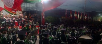 El desfile nocturno atrajo a todas las instituciones a marchar por el 10 de noviembre