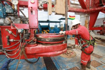 Gobierno presentará en seis meses proyectos de ley de hidrocarburos y de electricidad al Legislativo