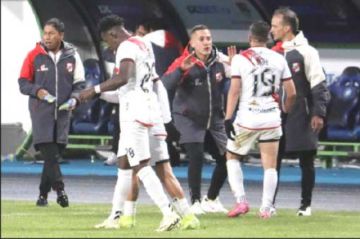 Los locales celebran la victoria.   