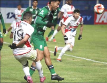 La defensa visitante despeja uno de los ataques.