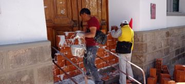 Cívicos tapian las puertas del edificio del gobierno municipal