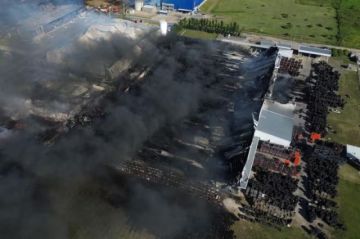 Una impactante explosión en Ezeiza provocó un incendio que afectó varias plantas industriales