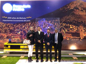 Los ejecutivos de la empresa engalanaron el brindis con invitados, clientes y la población en su stand.