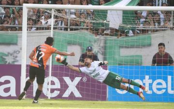 Saulo Guerra ejecuta el penal.