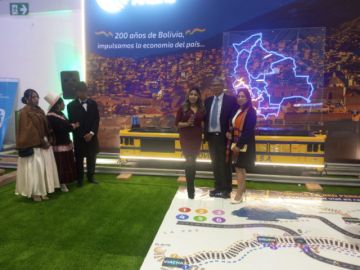 Los ejecutivos de la empresa engalanaron el brindis con invitados, clientes y la población en su stand.