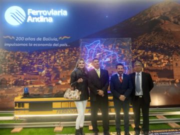 Los ejecutivos de la empresa engalanaron el brindis con invitados, clientes y la población en su stand.