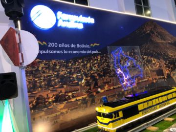 Los ejecutivos de la empresa engalanaron el brindis con invitados, clientes y la población en su stand.