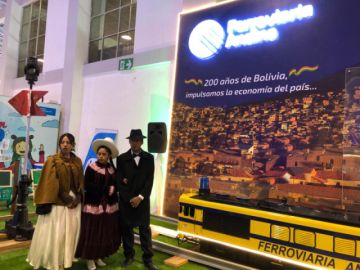 Los ejecutivos de la empresa engalanaron el brindis con invitados, clientes y la población en su stand.