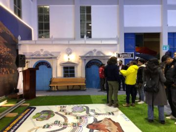 Los ejecutivos de la empresa engalanaron el brindis con invitados, clientes y la población en su stand.