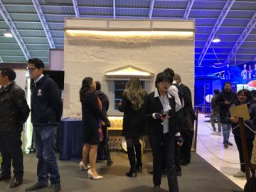 Los ejecutivos de la empresa engalanaron el brindis con invitados, clientes y la población en su stand.