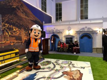 Los ejecutivos de la empresa engalanaron el brindis con invitados, clientes y la población en su stand.