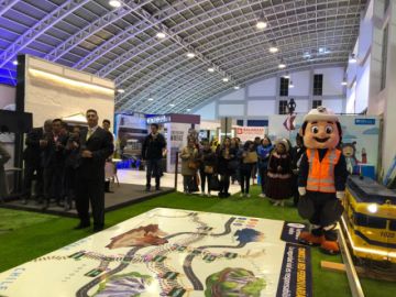 Los ejecutivos de la empresa engalanaron el brindis con invitados, clientes y la población en su stand.