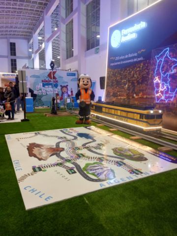 Los ejecutivos de la empresa engalanaron el brindis con invitados, clientes y la población en su stand.