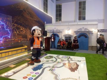 Los ejecutivos de la empresa engalanaron el brindis con invitados, clientes y la población en su stand.