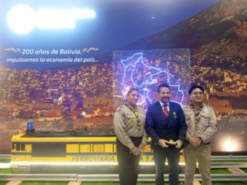 Los ejecutivos de la empresa engalanaron el brindis con invitados, clientes y la población en su stand.