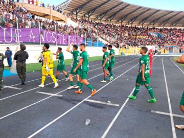 Los jugadores de 1 de Mayo, de Beni, abandonan el campo de juego.