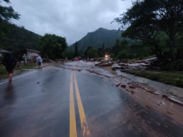 Desborde del río en Samaipata: Reportan viviendas inundadas, heridos y mazamorra