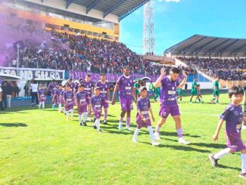 Los jugadores lilas al inicio del partido.