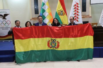 Vicepresidente entregó la tricolor a los deportistas que participarán en los Juegos Bolivarianos Lima-Ayacucho 2025