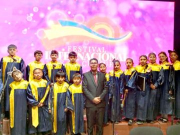 Coro del colegio Don Bosco, en la primera parte de la presentación.