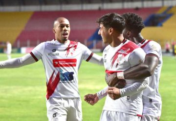Los jugadores potosinos celebran uno de los goles.