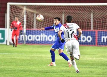 Saulo Guerra (d) disputa el balón con un rival.