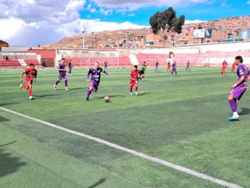 El capitán de Real Potosí, Juan Pablo Gómez controla el baló.