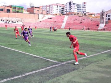 Uno de los jugadores de Mineros controla la pelota de cabeza.