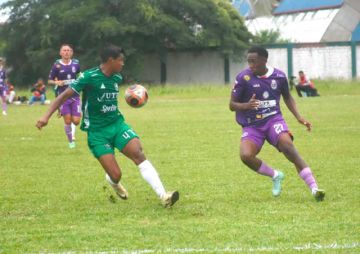 El jugador de Real Potosí, Darwin Peralta (d), busca quitar el balón a su rival.