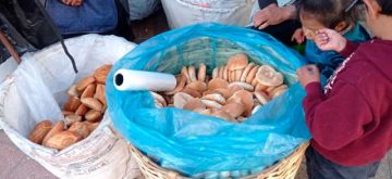 Vecinos protestan por alza del  precio del pan y bajo el peso