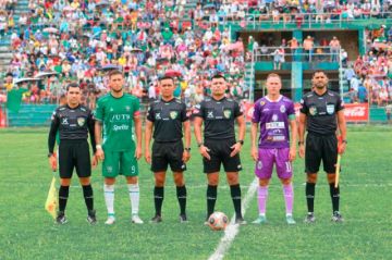 Los capitanes de Real Potosí y 1 de Mayo junto a los árbitros antes del partido.