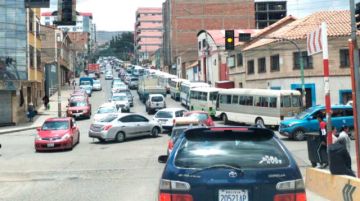 Persisten las filas por diésel en Potosí: transportistas duermen en surtidores y cuestionan al Gobierno