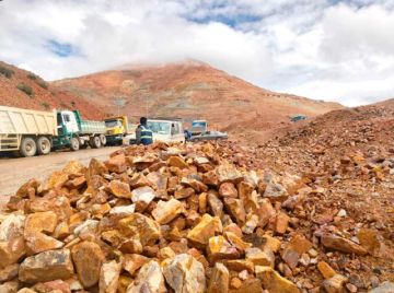 Develan salida ilegal de carga de la parte alta del Cerro Rico de Potosí