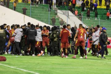 Final bochornoso, con gasificación y peleas entre Totora Real Oruro y Blooming