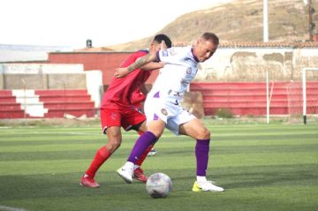 El capitán de Real Potosí, Maximiliano Gómez controla el balón.