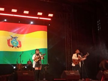 Noche folclórica femenina en honor al bicentenario reúne a varias artistas en una velada musical