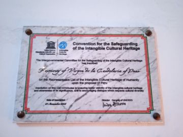 Plaqueta conmemorativa a la inscripción de la Festividad de la Virgen de la Candelaria en la lista de la Unesco. IEFC.