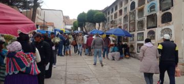 Miles de personas visitan el cementerio por San Andrés en la ciudad de Potosí
