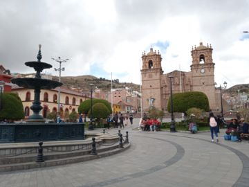Catedral de Puno y el lugar en el que se realiza los ensayos de las danzas. IEFC.