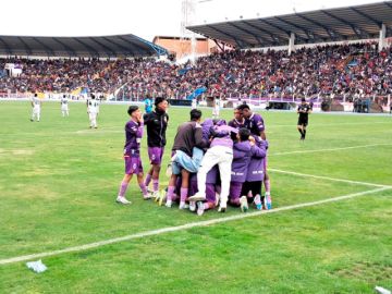 Real Potosí golea y pone un pie en la división profesional