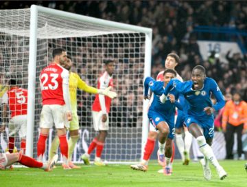 El Chelsea resiste con 10  y empata con el Arsenal