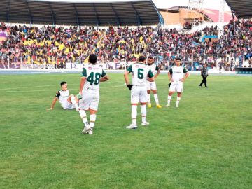 Los jugadores de San Juan, de Santa Cruz, al final del partido.